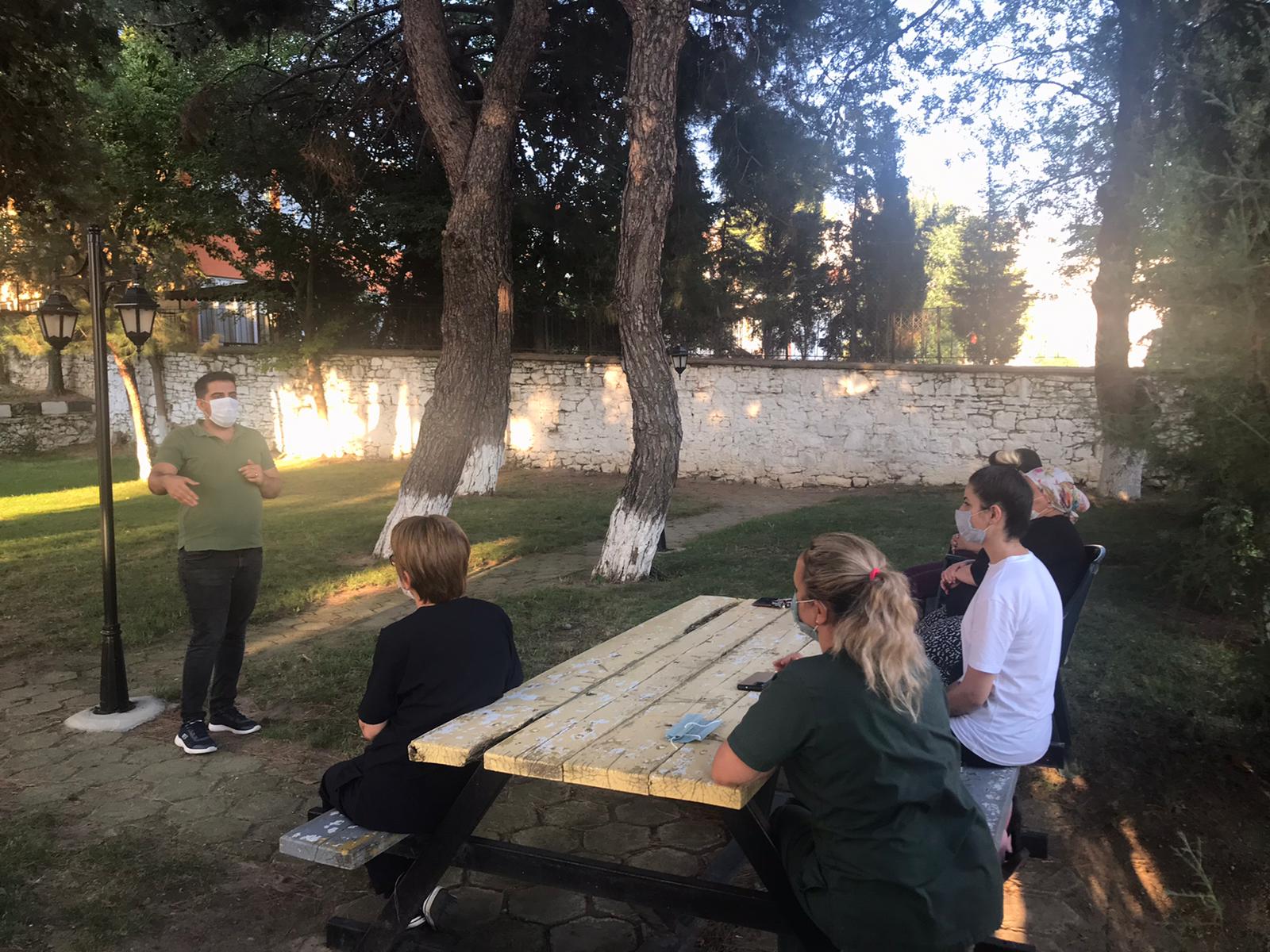 Kırklareli Huzurevi Müdürlüğünde koruma ve bakım altında bulunan yaşlılarımız ile huzurevi personelimize temizlik, maske ve mesafenin önemini vurgulayan “ Kontrollü Sosyal Hayat” konulu eğitim düzenlendi.