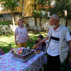 Kırklareli Huzurevi Müdürlüğünde yeni yaşlarına giren değerli büyüklerimizin doğum günlerini kutladık. Hayırlı, sağlıklı, huzur dolu nice yaşları olsun. - fotoğraf 1