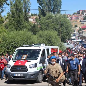 ŞEHİDİMİZ JANDARMA UZMAN ÇAVUŞ BURAK TOK SON YOLCULUĞUNA UĞURLANDI - fotoğraf 4