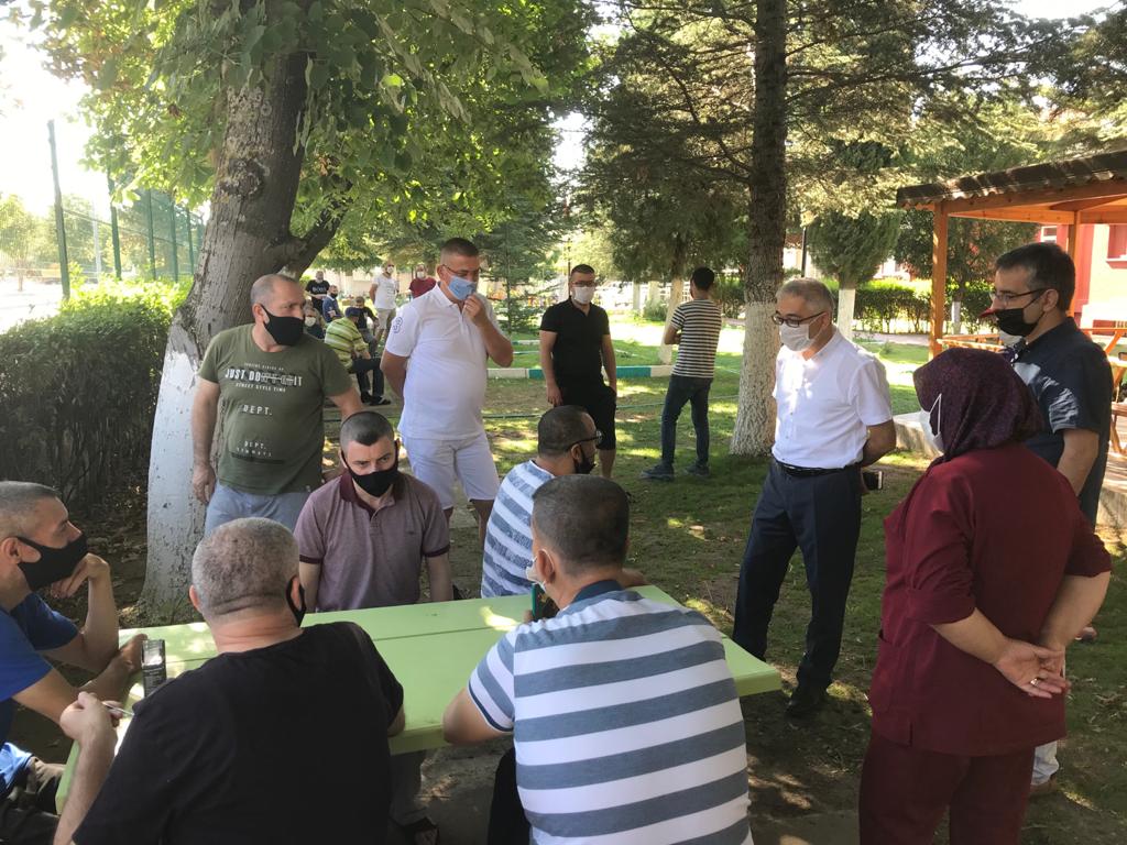 Kırklareli Bakım Rehabilitasyon Merkezini ziyaret eden İl Müdürümüz Faruk UYSAL kuruluştan hizmet alanların ve personelin sağlığını korumak ve güvenliğini temin etmek için alınan önlemler hakkında değerlendirmelerde bulundu.