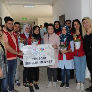 64. Hükümet Çevre ve Şehircilik Bakanı Fatma Güldemet Sarı Hanımefendi Anneler Günü’nde Değerli Büyüklerimizle Bir Araya Geldi - fotoğraf 2