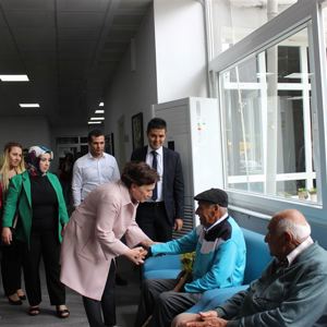 64. Hükümet Çevre ve Şehircilik Bakanı Fatma Güldemet Sarı Hanımefendi Anneler Günü’nde Değerli Büyüklerimizle Bir Araya Geldi - fotoğraf 3