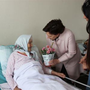 64. Hükümet Çevre ve Şehircilik Bakanı Fatma Güldemet Sarı Hanımefendi Anneler Günü’nde Değerli Büyüklerimizle Bir Araya Geldi - fotoğraf 4