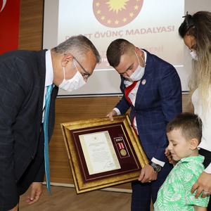 Devlet Övünç Madalyaları ve Beratları Şehit Yakınları ve Gazilere Takdim Edildi - fotoğraf 4