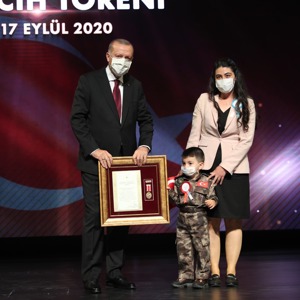 Şehit Yakınları ile Gazi ve Gazi Yakınlarına Devlet Övünç Madalyası - fotoğraf 4