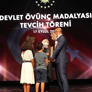 Şehit Yakınları ile Gazi ve Gazi Yakınlarına Devlet Övünç Madalyası - fotoğraf 6