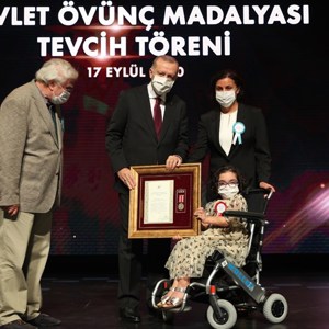 Şehit Yakınları ile Gazi ve Gazi Yakınlarına Devlet Övünç Madalyası - fotoğraf 2