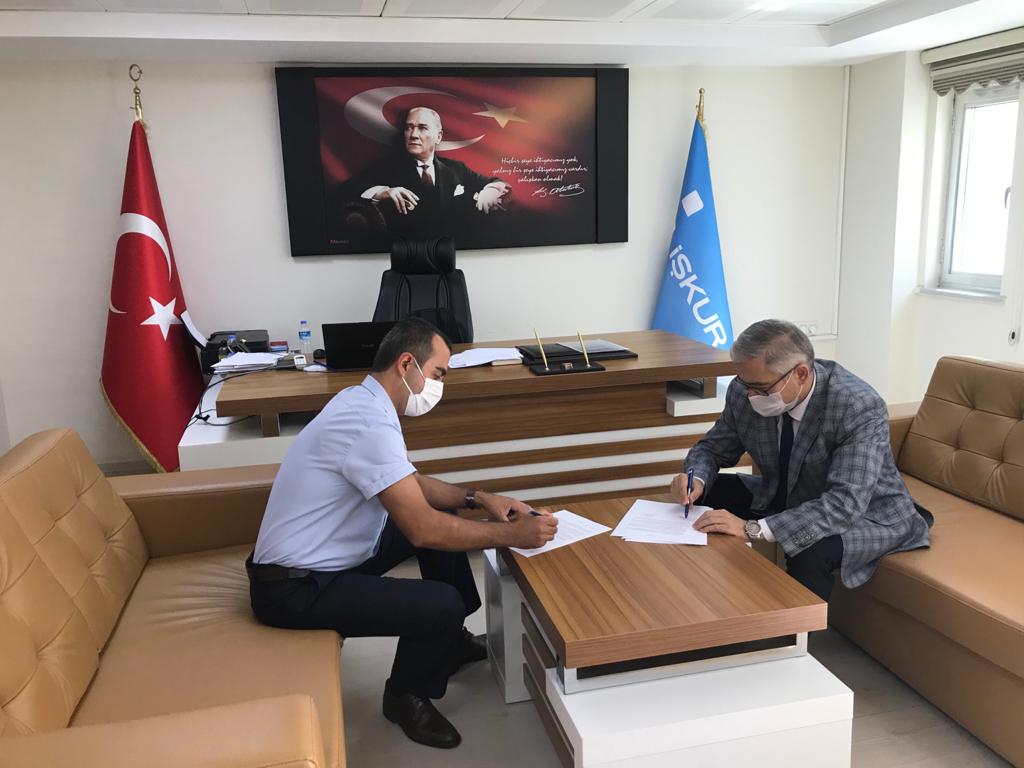 Kırklareli Çalışma ve İş Kurumu İl Müdürlüğü ile Toplum Yararına Program Kapsamında Kırklareli Aile, Çalışma ve Sosyal Hizmetler İl Müdürlüğüne bağlı alanların temizlik işlerine İlişkin Yüklenici Sözleşmesi imza altına alındı.