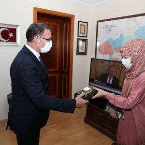 Yüreklerde Minnet, Dillerde Vali Baba - fotoğraf 1