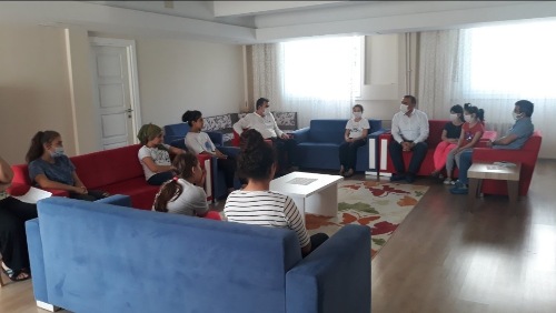 Eğitim ve Öğretime Uzun Bir Aradan Sonra Yeniden Başlayan ÇES, ÇEKOM Çocuklarımızı İl Müdürümüz ile Ziyaret Ederek Pandemi ve Kontrollü Sosyal Hayat Kurallarına Uymaları Konusunda Telkinde Bulunarak Başarılar Diledik