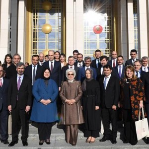 Emine Erdoğan Hosts Zehra Zümrüt Selçuk and Foster Families in the Presidential Palace within the Scope of the Workshop Organized by the Ministry of Family, Labour and Social Services - fotoğraf 1