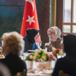 Emine Erdoğan Hosts Zehra Zümrüt Selçuk and Foster Families in the Presidential Palace within the Scope of the Workshop Organized by the Ministry of Family, Labour and Social Services - fotoğraf 4