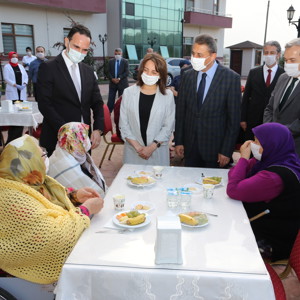 Valimiz Sayın Erol Karaömeroğlu Ve Eşi Filiz Karaömeroğlu Hanımefendi Huzurevi’ni Ziyaret Etti - fotoğraf 4