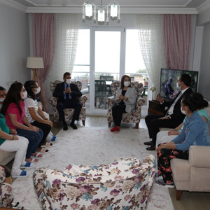 Valimiz Sayın Erol Karaömeroğlu ve Eşi Filiz Karaömeroğlu Hanımefendi Umut Evimizde Kalan Çocuklarımızla Bir Araya Geldi - fotoğraf 2