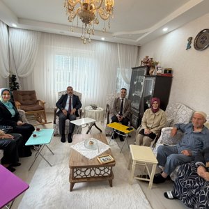 Valimiz Sayın Kemal Çeber’in Eşi Sayın Neslihan Çeber ve İl Müdürümüz Sayın Umut Zeybek’ten Koruyucu Annemiz Elif Özen’e Ziyaret - fotoğraf 1
