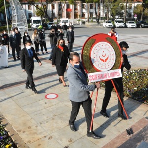 20 Kasım Dünya Çocuk Hakları Günü dolayısıyla İl Çocuk Hakları Komitesi üyesi çocuklarının katılımıyla Cumhuriyet Meydanı’nda Atatürk Anıtı’na çelenk sunma programı gerçekleştirildi. - fotoğraf 4
