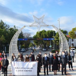 20 Kasım Dünya Çocuk Hakları Günü dolayısıyla İl Çocuk Hakları Komitesi üyesi çocuklarının katılımıyla Cumhuriyet Meydanı’nda Atatürk Anıtı’na çelenk sunma programı gerçekleştirildi. - fotoğraf 2