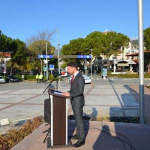 20 Kasım Dünya Çocuk Hakları Günü dolayısıyla İl Çocuk Hakları Komitesi üyesi çocuklarının katılımıyla Cumhuriyet Meydanı’nda Atatürk Anıtı’na çelenk sunma programı gerçekleştirildi. - fotoğraf 3