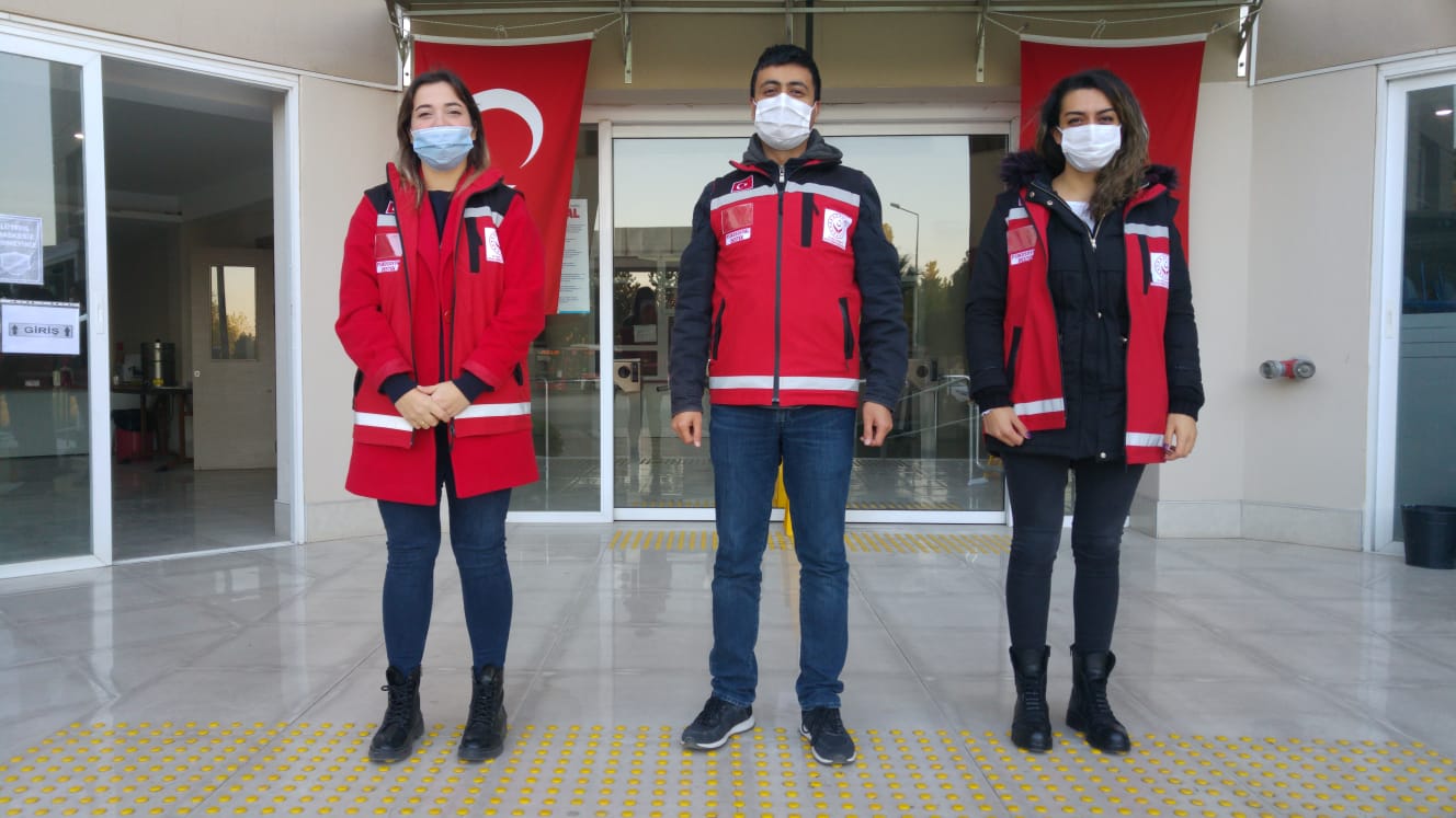 Kırklareli Aile, Çalışma ve Sosyal Hizmetler İl Müdürlüğü Psikososyal Destek Ekibi İzmir Depreminden etkilenen vatandaşların yaralarını sarmak için İzmir'e ulaştı.