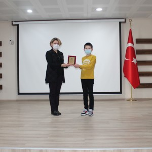 İl Müdürlüğümüzce Düzenlenen Çocuk Hakları Konulu Resim Yarışmasında Dereceye Giren Çocuklarımızın Plaket Ve Hediyeleri İl Müdür V. Fatma UZ Tarafından Takdim Edildi - fotoğraf 1