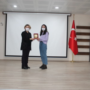 İl Müdürlüğümüzce Düzenlenen Çocuk Hakları Konulu Resim Yarışmasında Dereceye Giren Çocuklarımızın Plaket Ve Hediyeleri İl Müdür V. Fatma UZ Tarafından Takdim Edildi - fotoğraf 2