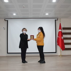 İl Müdürlüğümüzce Düzenlenen Çocuk Hakları Konulu Resim Yarışmasında Dereceye Giren Çocuklarımızın Plaket Ve Hediyeleri İl Müdür V. Fatma UZ Tarafından Takdim Edildi - fotoğraf 3