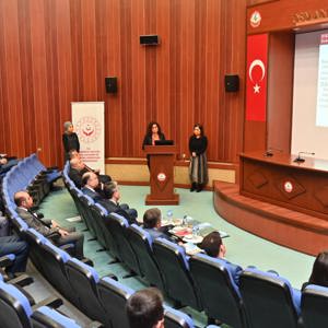 Kadına Yönelik Şiddetle Mücadele İl Koordinasyon İzleme ve Değerlendirme Komisyon Toplantısı Vali Dr. Erdinç Yılmaz Başkanlığında Yapıldı - fotoğraf 3