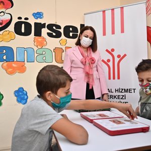 Sayın Valimizin Eşi Çocuk Sanat Atölyesini Ziyaret Etti - fotoğraf 3