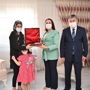 Sayın Valimiz Dr. Erdinç Yılmaz, Eşi Şenay Yılmaz, Şehidimiz Piyade Uzman Çavuş Halis Özcengiz’in Ailesini Ziyaret Etti - fotoğraf 2