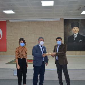 İl Müdürümüz Seyfi Bozçelik ve İl Müdür Yardımcılarımız 24 Kasım Öğretmenler Günü nedeniyle kurum ve kuruluşlarımızda görevli öğretmenlerimizin öğretmenler gününü kutladı.  - fotoğraf 2