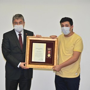 Şehitlerimizin Aileleri ve Gazilerimize Devlet Övünç Madalyası ve Beratı, Cumhurbaşkanımız Adına, Sayın Valimiz Dr. Erdinç Yılmaz Tarafından Verildi - fotoğraf 8