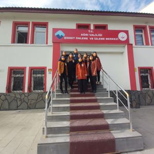 Ağrı’da 25 Kasım Kadına Yönelik Şiddete Karşı Uluslararası Mücadele Günü kapsamında vatandaşların bilinçlendirilmesi amacıyla stantlar kuruldu. - fotoğraf 7
