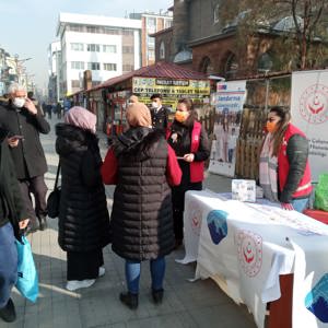 Ağrı’da 25 Kasım Kadına Yönelik Şiddete Karşı Uluslararası Mücadele Günü kapsamında vatandaşların bilinçlendirilmesi amacıyla stantlar kuruldu. - fotoğraf 3