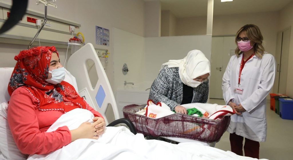 Bakan Selçuk, Yeni Yılın İlk Bebeklerini Ziyaret Etti