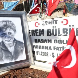 Bakan Selçuk, Şehit Eren Bülbül'ün Kabrini Ziyaret Etti - fotoğraf 3