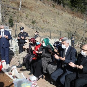 Bakan Selçuk, Şehit Eren Bülbül'ün Kabrini Ziyaret Etti - fotoğraf 2