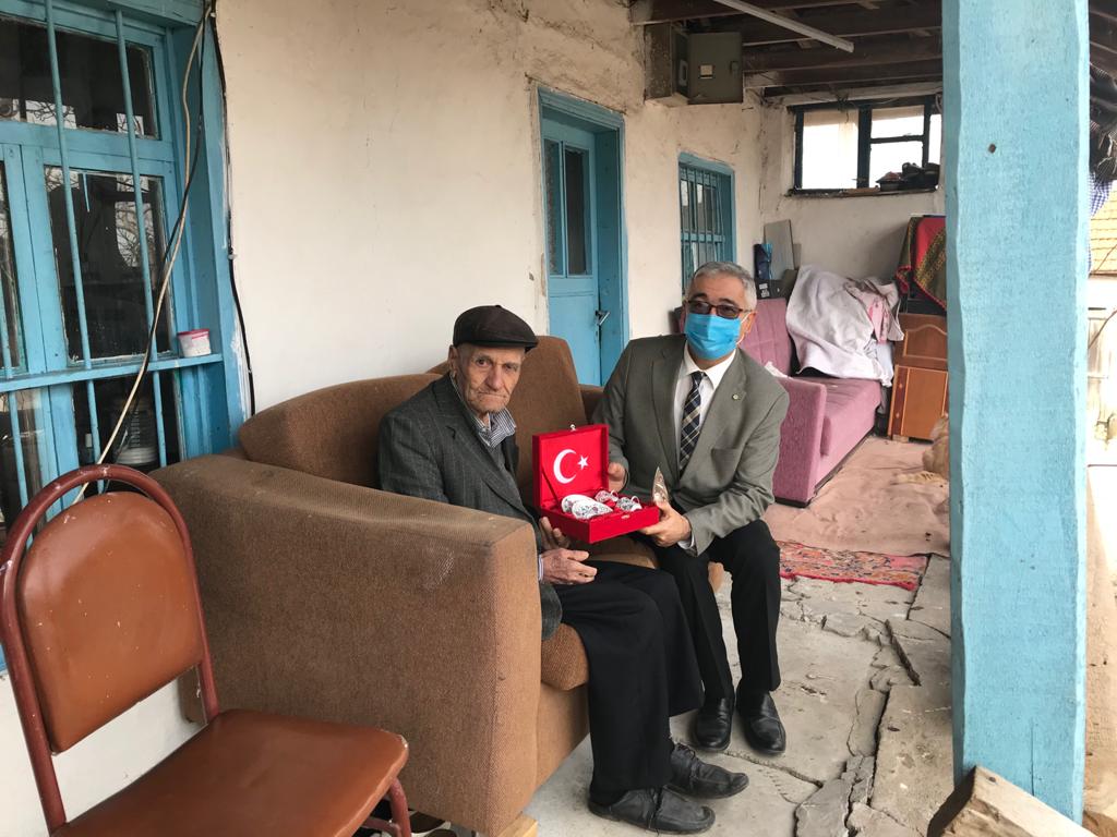 Müdürlüğümüzce gerçekleştirilen kıymetli Şehit Yakınları ve Kahraman Gazilerimize yönelik ziyaretlerimiz kapsamında İl Müdürü Faruk UYSAL Kahraman Kore Gazimiz İsmet MERİÇ’i Ziyaret Ettiler.