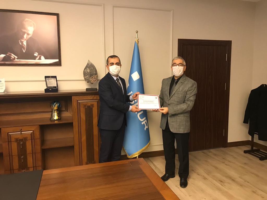 İŞKUR hizmet binasında yapılan inceleme neticesinde düzenlenen Erişilebilirlik Belgesi İl Müdürü Faruk UYSAL tarafından Kırklareli Çalışma ve İş Kurumu İl Müdürü Aytaç BABALIOĞULLU’ya teslim edilmiştir.