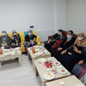 Sayın  Valimiz Türker Öksüz, Sevgi Evlerinde kalan devletimizin şefkatli elleriyle kucakladığı çocuklarımız ile Rehabilitasyon Merkezi ve Huzurevi'nde kalan engelli ve yaşlı vatandaşlarımızla video-konferans görüşmesi yaparak yeni yıllarını kutladı. - fotoğraf 2