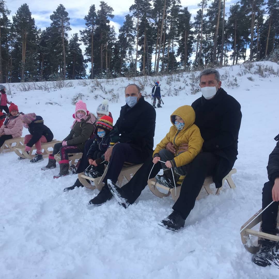Milli Eğitim Bakanı Sayın Prof. Dr.Ziya Selçuk tarafından gönderilen kar kızakları İl Milli Eğitim Müdürü Aydın ACAY ve İl Müdürümüz Doğan YILDIZ'ın da katıldığı etkinlikte  İl Müdürlüğümüz bünyesinde çocuk evlerinde kalan çocuklarımıza hediye edildi.Çocuklarımız hediye edilen kızakları  Sarıkamış Kayak Tesislerinde kullanarak gönüllerince eğlendiler.