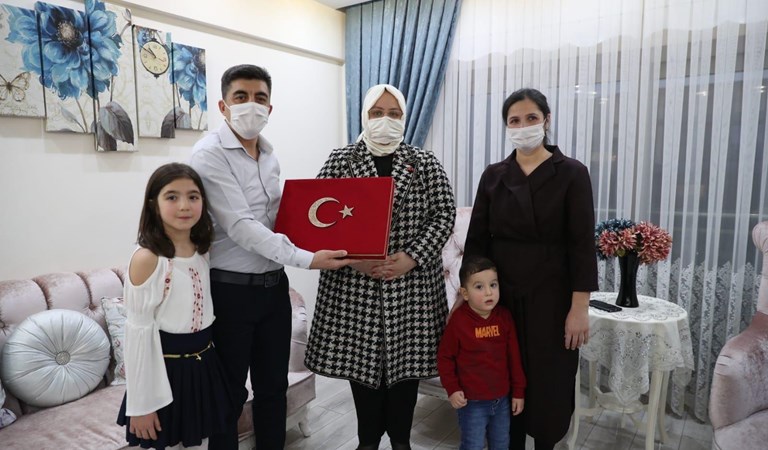 Bakan Selçuk, Aydın’da şehit ve gazi ailelerini ziyaret etti