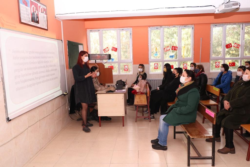 Defne İlçesi Jandarma Karakol Komutanlığı'na "Kadına Yönelik Şiddetle Mücadele" Konulu Seminer Verildi.