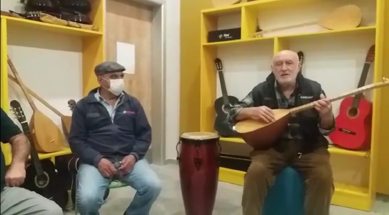 Saffet Amca Hem Çaldı Hem Söyledi