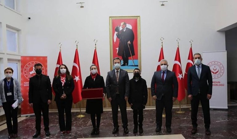 81 Genç 81 Bayrak Projesi Gümüşhane’den Getirilen Türk Bayrağı Giresunlu Gencimize Teslim Edildi