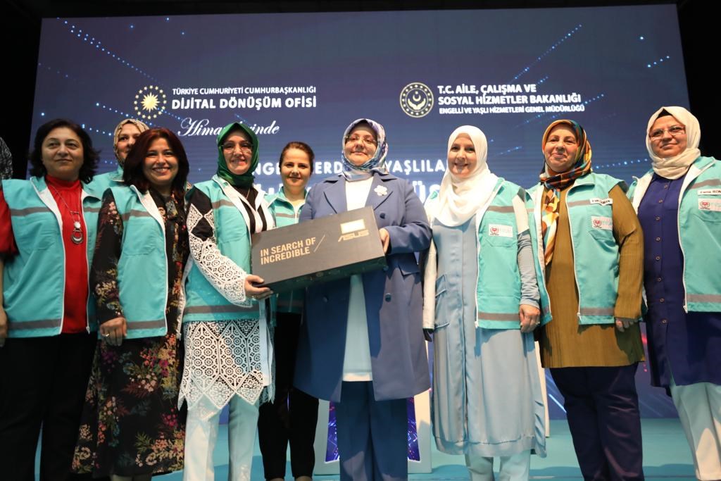 Bakan Selçuk, Engellilerde ve Yaşlılarda Dijital Dönüşüm Sempozyumu’na Katıldı