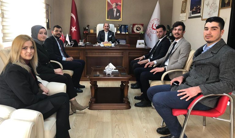 Ak Parti İl Gençlik Kolları Başkanı Nurullah ÇELİK ve Yönetimi, İl Müdürümüz Galip SÖKMEN’i makamında ziyaret etti.