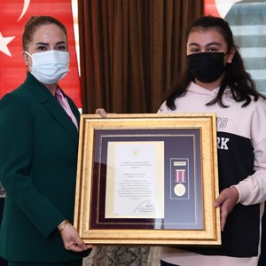 Gazi ve Şehit Yakınlarına “Devlet Övünç Madalyaları” ile “Beratları” Valimiz Sayın Funda Kocabıyık tarafından tevcih edildi. - fotoğraf 5