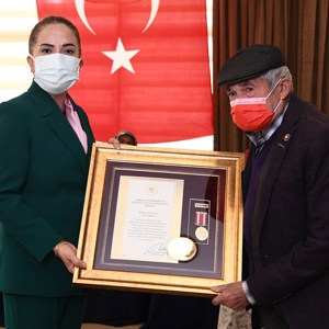Gazi ve Şehit Yakınlarına “Devlet Övünç Madalyaları” ile “Beratları” Valimiz Sayın Funda Kocabıyık tarafından tevcih edildi. - fotoğraf 6