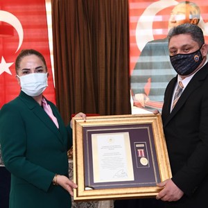 Gazi ve Şehit Yakınlarına “Devlet Övünç Madalyaları” ile “Beratları” Valimiz Sayın Funda Kocabıyık tarafından tevcih edildi. - fotoğraf 7