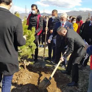  Çanakkale Zaferinin 106. Yıl Dönümü Münasebetiyle Şehit Kabirleri Ziyaret Edilerek Fidan Dikimi Yapıldı - fotoğraf 1